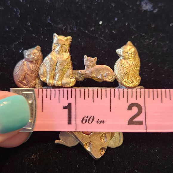 Vintage Three Tone Metal Kitty Cat Mouse Holding Swiss Cheese Brooch Pin 2" - Picture 3 of 3